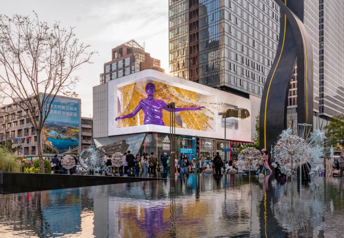 VThe Versace's purple Goddess who opens the gold curtain in the Chengdu anamorphic video